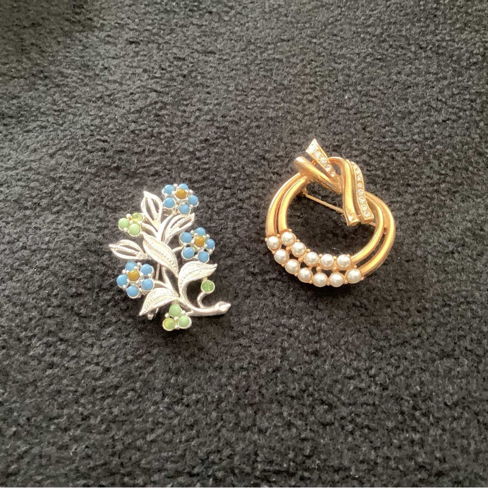 Two beautiful vintages brooches, one price.